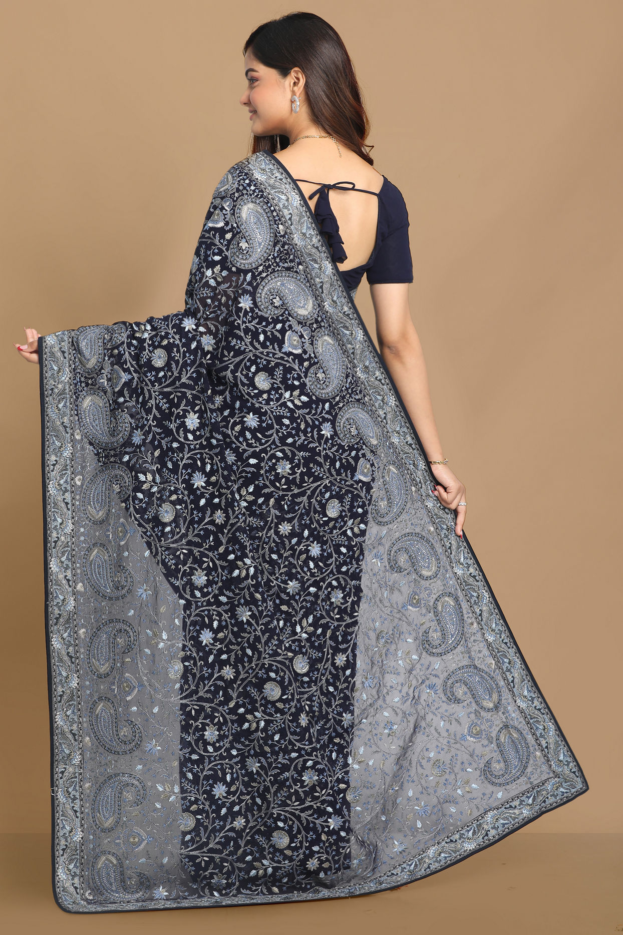 alt message - Mohey Women Luxurious Dark Blue Saree image number 3